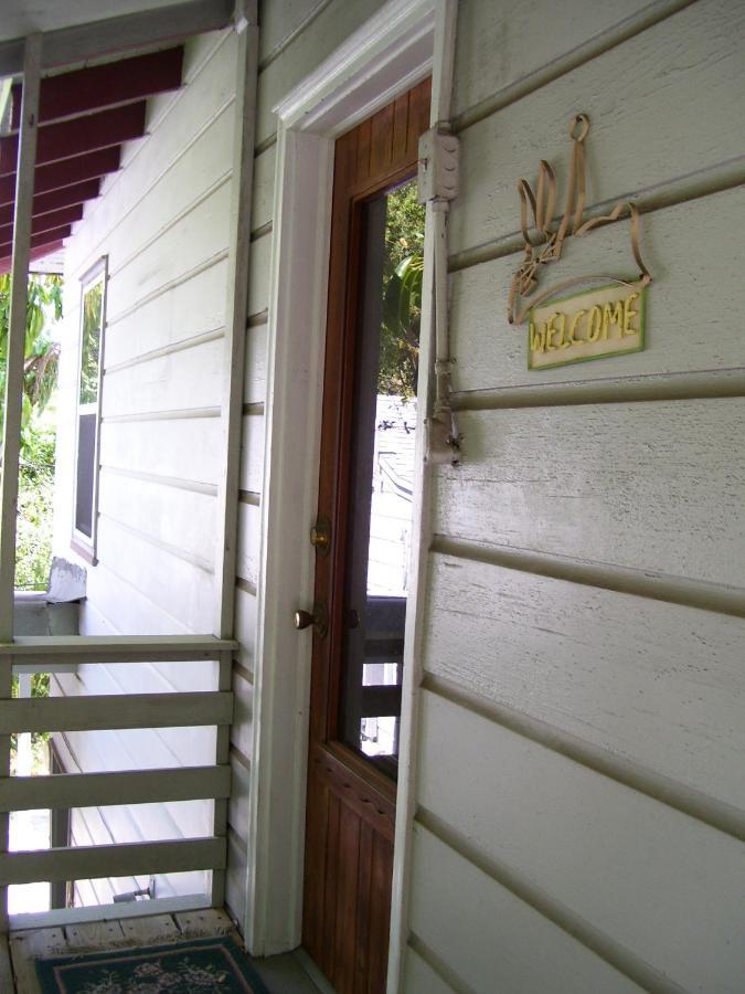 The Treehouse Apartment St. Petersburg Exterior photo